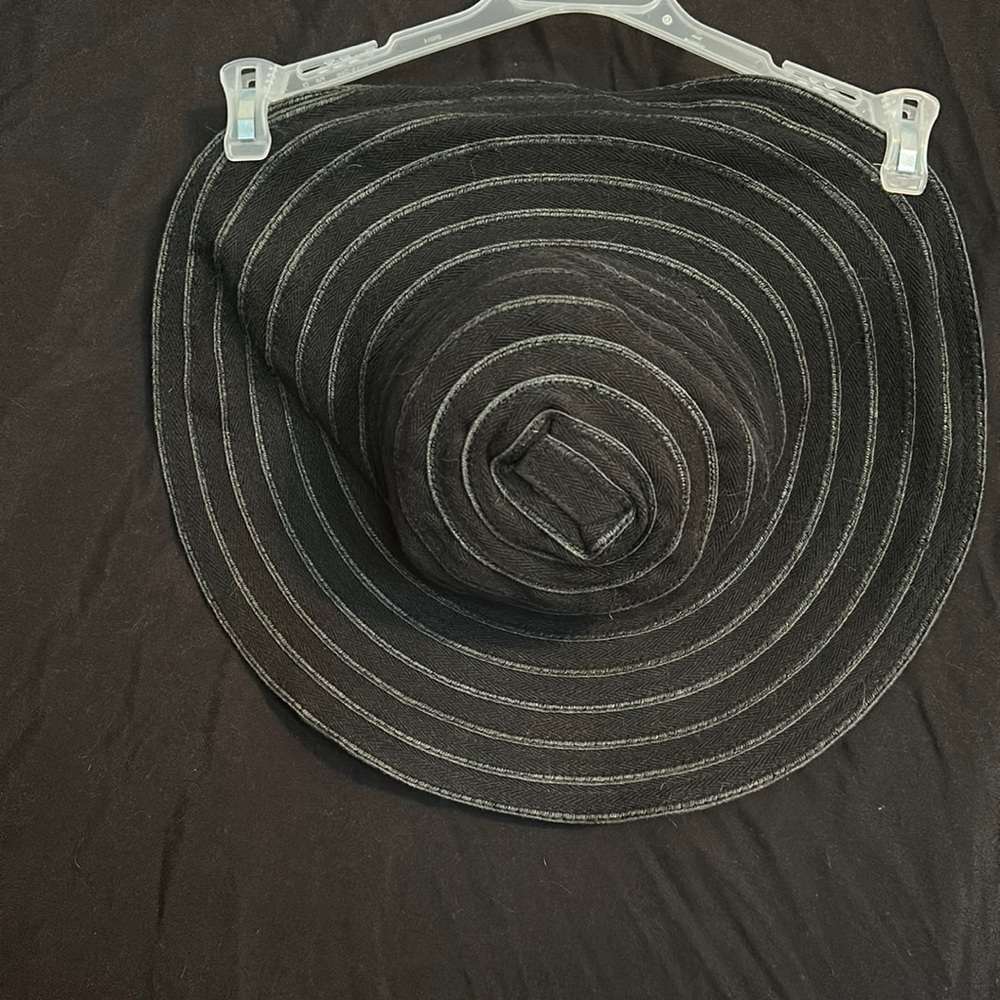 Summer hat D&Y black stripes.